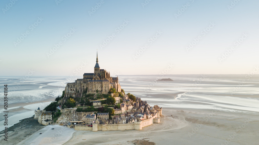 Le Mont Saint-Michel tidal island in beautiful twilight at dusk, Normandy, France - obrazy, fototapety, plakaty 