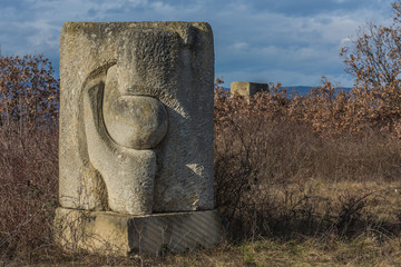 zwei skulpturen aus stein detail