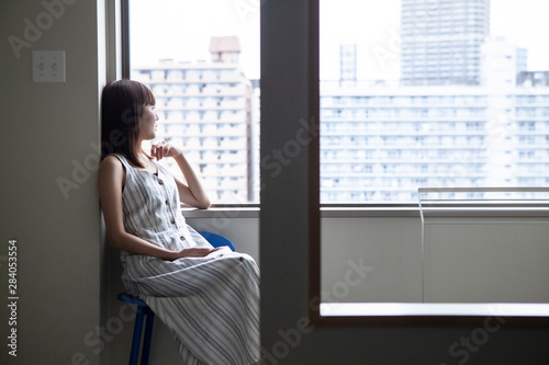 ホテルの窓から外を眺める女性 Stock Photo Adobe Stock ホテルの窓から外を眺める女性 Stock Photo Adobe Stock
