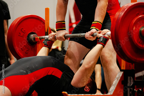 Fotografía athlete powerlifter start attempt bench press competition in powerlifting