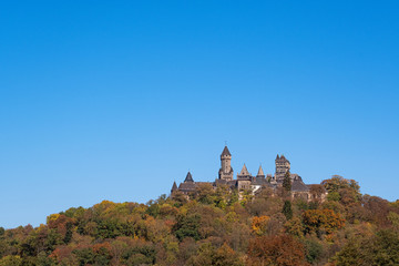 Wall Mural - Blick auf das Schloss in Braunfels/Deutschland im Herbst