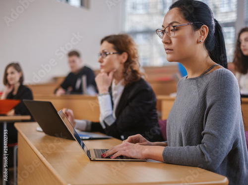 Multinational group of students in an auditorium Tablou Canvas