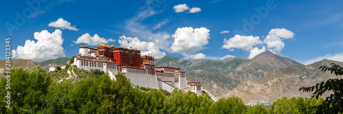 Fotomural LHASA, TIBET / CHINA - July 31, 2017: Panorama of Potala Palace - home of the Dalai Lama and Unesco World Heritage