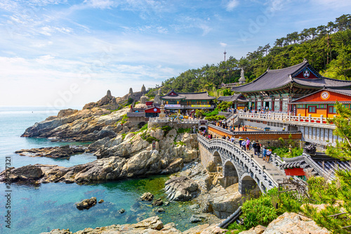 Fotomural Haedong Yonggungsa Temple in Busan, South Korea.