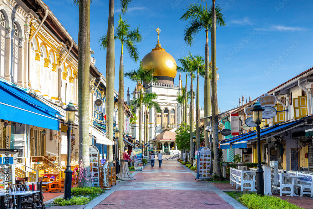 street view of singapore with Masjid Sultan - obrazy, fototapety, plakaty 