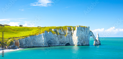Fotografía Picturesque panoramic landscape on the cliffs of Etretat