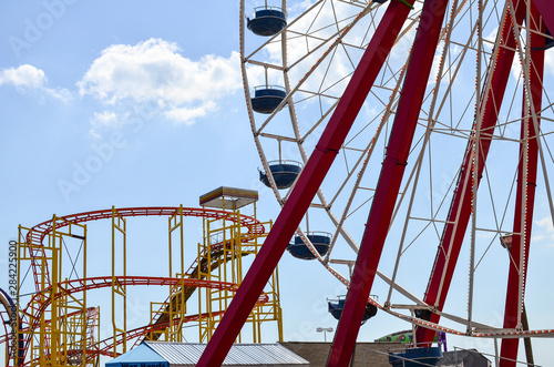 Fotografía Amusement park rides at a boardwalk seaside town