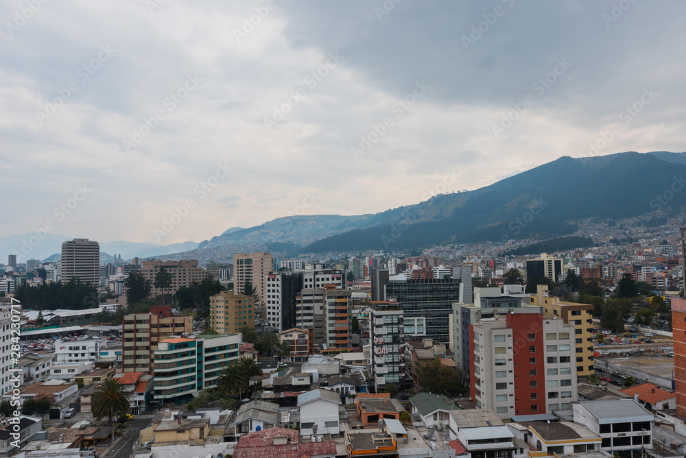 Atardecer de ciudad sudamerica en Quito Ecuador con edificios y ...