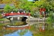 鎌倉鶴岡八幡宮の池に反射する弁天社の紅い橋