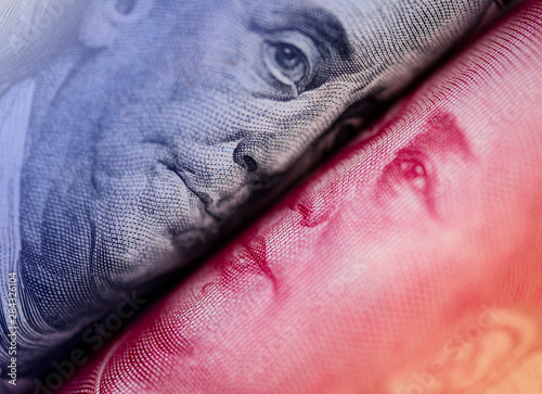 Fotomural Face to face of Benjamin Franklin and Mao Tse tung from US dollar and China Yuan banknote