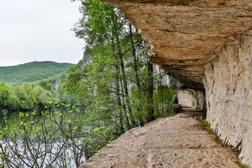 Canvas Print - France, Ganil. Steep rocks bordering the Lot river