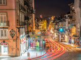 Fototapeta Sawanna - Die Stadt Porto/ in Portugal während der Nacht mit bunten Lichtern der Stadt und Leuchtspuren.
