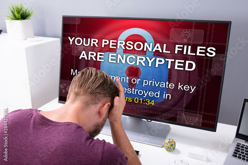 Fotografía Worried Man At Computer With Ransomware On The Screen