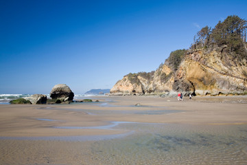 Poster - OR, Oregon Coast, Hug Point, enjoying the coast at low tide