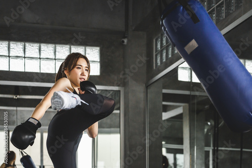 Plakaty Kickboxing  sportowiec-kobieta-robi-trening-kick-boxingu