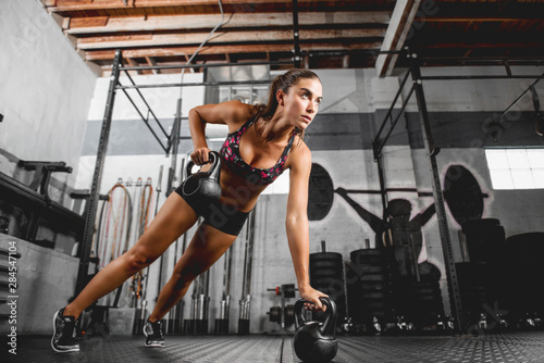 Fotografía Fitness woman doing lunges exercises for hand muscle workout training
