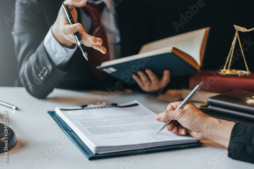 Fotografía Sign the agreement The Concept of Legal Procedure and Litigation.