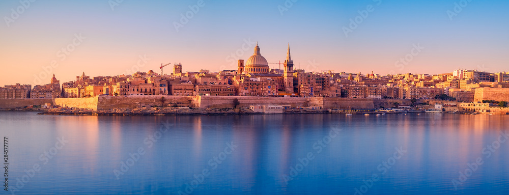 Obraz na płótnie Sunrise over the Valletta city w salonie