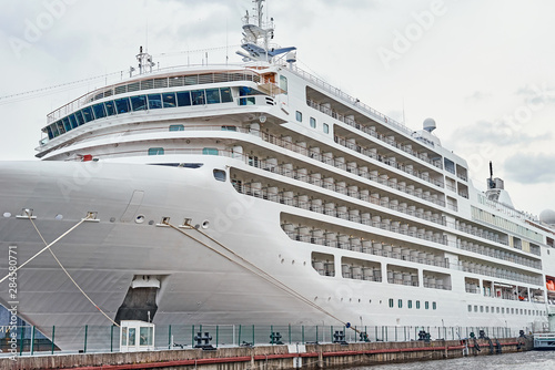 Cuadros en Lienzo White cruis ship liner docked in the port