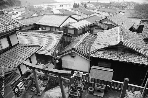 昔ながらの日本の田舎の住宅街と神社 Stock Photo Adobe Stock