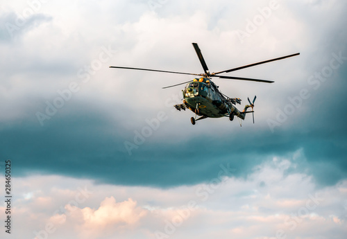 Fotografía helicopter mi 8 in the air