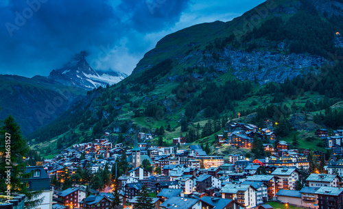 Zermatt town at sunset with Matterhorn in summer, Switzerland. Fototapete