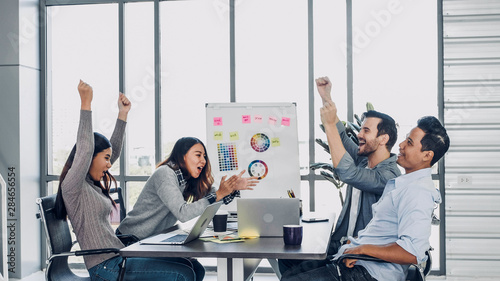 Fotografía diversity creative designer applaud for job success at meeting table at modern office after finish presentation to client