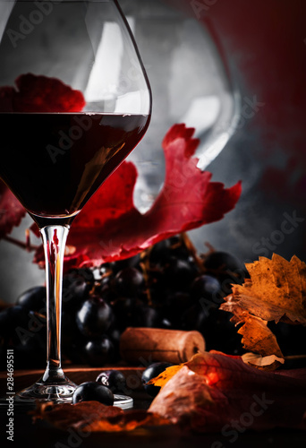 Dekoracja na wymiar  wytrawne-czerwone-wino-w-kieliszku-do-wina-jesienna-martwa-natura-z-czerwonymi-i-zoltymi-liscmi-degustacja-wina-rustykalny