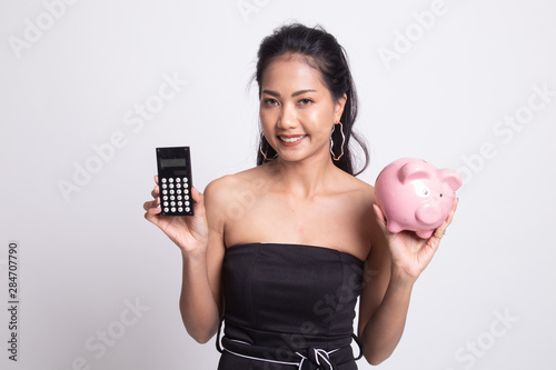Fotografía Asian woman with calculator and piggy bank.