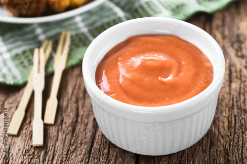 Cuadros en Lienzo Homemade fry sauce made of ketchup and mayonnaise in bowl (Selective Focus, Focu