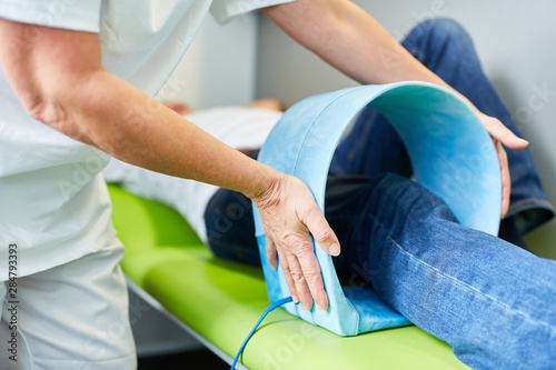 Cuadros en Lienzo Patient bekommt Magnetfeldtherapie am Kniegelenk