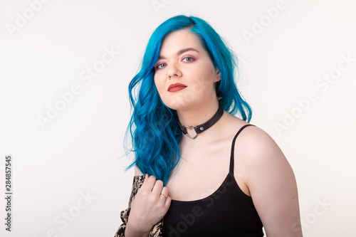 Cuadros en Lienzo People and fashion concept - Young woman with choker and blue hair posing over w