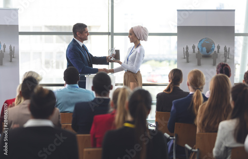 Fotografía Businesswoman receiving award from businessman in a business seminar