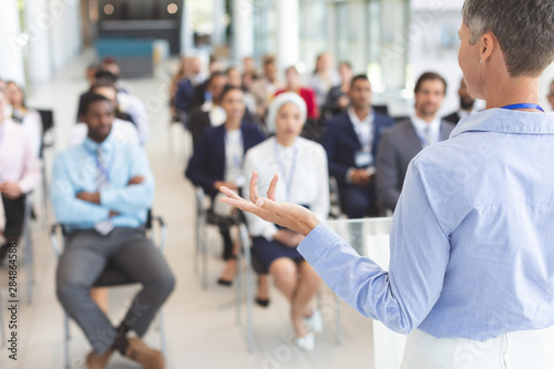 Fotografía Female speaker speaks in a business seminar