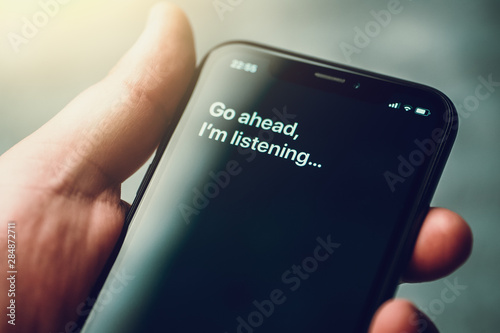 Cuadros en Lienzo Voice activated digital assistant on smartphone and text on screen: Go ahead, I'm listening