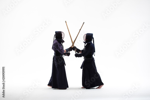 Plakaty Kendo  dwoch-zawodnikow-kendo-sztuk-walki-walczy-w-sylwetce-na-bialym-tle-na-bialym-tle