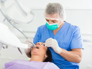 dentist professional filling teeth