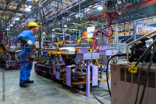 Fotomural Modern automatic automobile manufacturing workshop