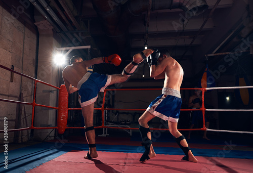 Dekoracja na wymiar  dwoch-bojownikow-gniewu-cwiczacych-kickboxing-na-ringu-w-klubie-fitness