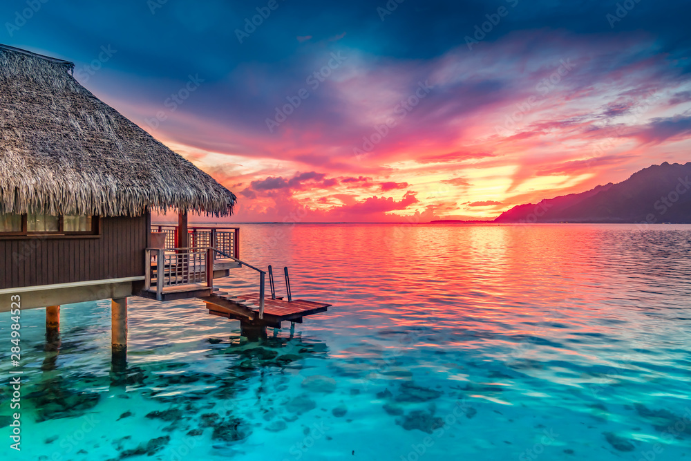 Stunning colorful sunset sky with clouds on the horizon of the South Pacific Ocean. Lagoon landscape in Moorea. Luxury travel. - obrazy, fototapety, plakaty 