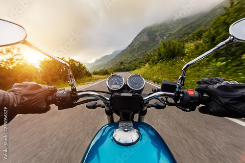 Cuadros en Lienzo Motorcycle driver riding in mountains