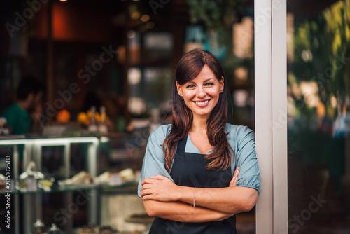 Fotografía Portrait of a beautiful positive waitress standing in the doorway