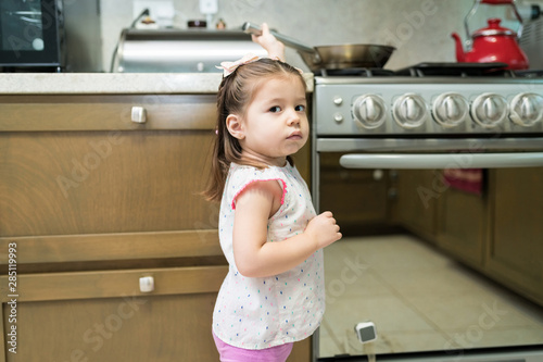 Cuadros en Lienzo Portrait Of Adorable Girl In Kitchen