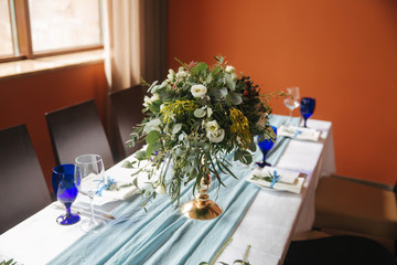 Flowesr on the wedding table in restaurant