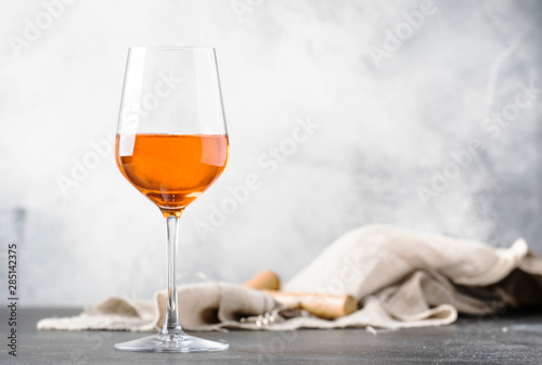 Dekoracja na wymiar  pomaranczowe-wino-w-duzym-kieliszku-do-wina-modny-nowoczesny-napoj-szare-tlo-licznika-miejsce-na-kopie
