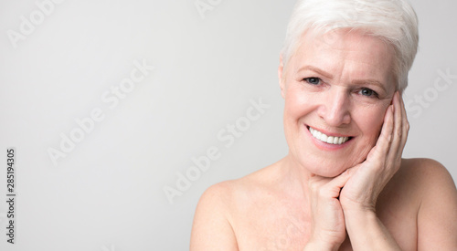 Fotografía Portrait of charming senior woman touching her skin