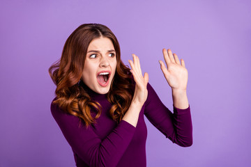 Canvas Print - Portrait of shocked beautiful hipster raise hands yelling isolated over purple violet background