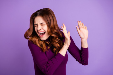 Poster - Portrait of shocked millennial raise palms shout yell isolated over purple violet background