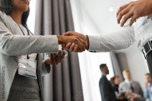 Fotografía gesture, partnership and cooperation concept - handshake of people at internatio
