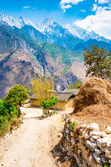 Wall Mural - hiking trail in tiger leaping gorge. located 60 kilometres north of lijiang, yunnan, china.